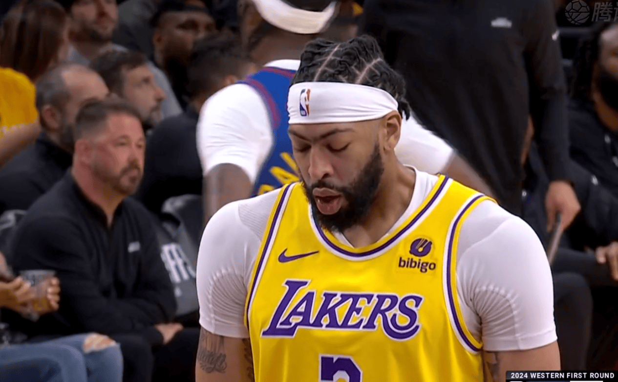 领先优势明显引发热议!,浓眉哥在切尔西比赛中锐不可当观众掌声雷动 领先优势明显引发热议!,浓眉哥在切尔西比赛中锐不可当观众掌声雷动