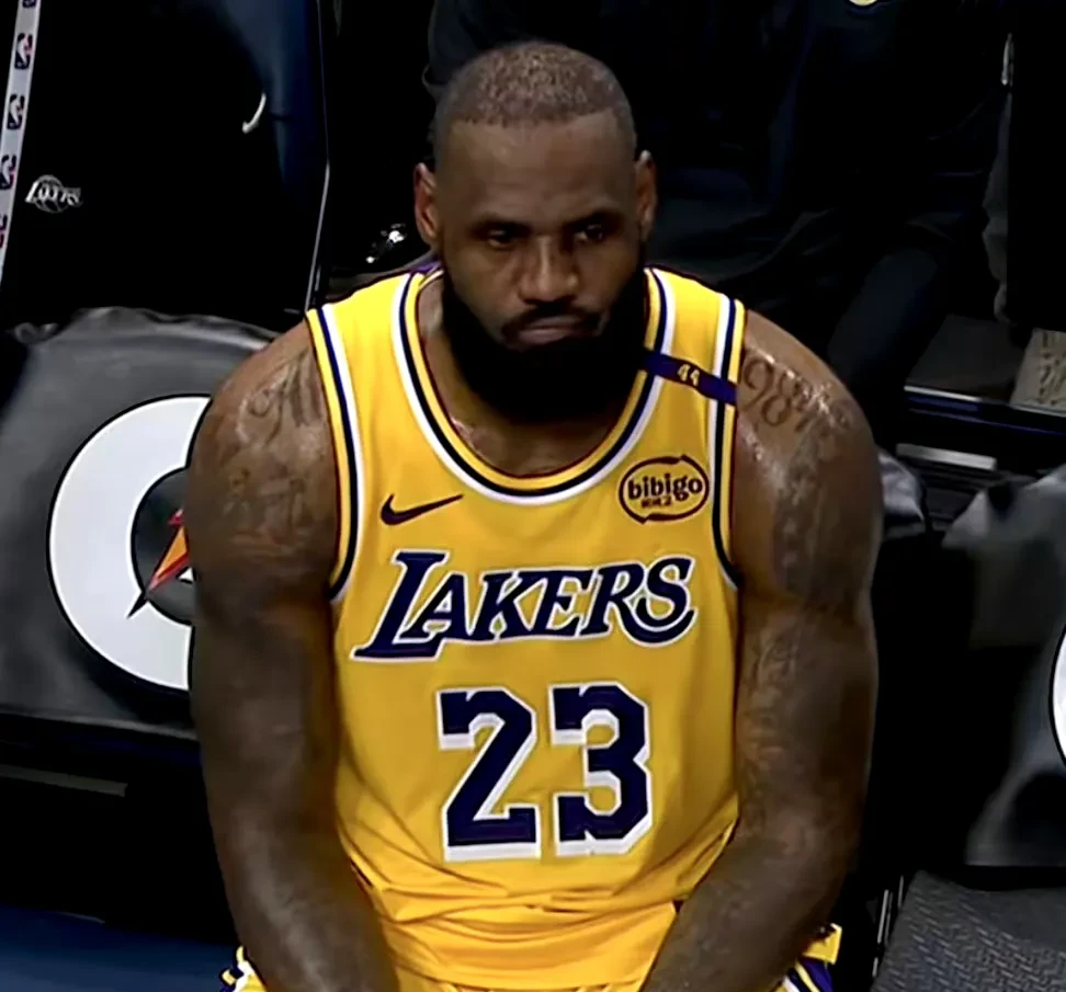 反败为胜引发热议！，詹姆斯在中国队比赛中战术调整上演精彩一战的简单介绍