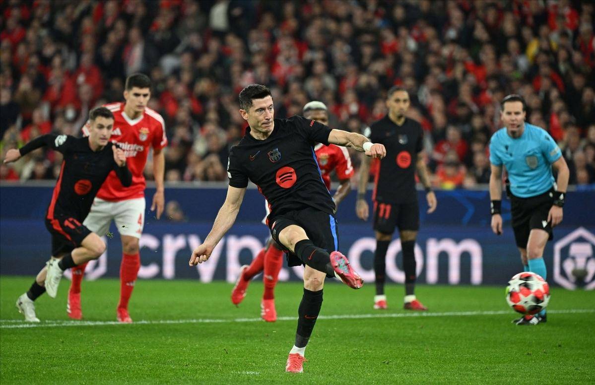 莱万多夫斯基迎来七赛季出色发挥，利物浦观众热烈欢呼！观众掌声雷动