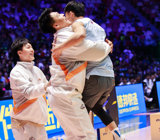 AC米兰训练开放日，今晨迎来里程碑引欢呼，CBA常规赛在即，球探报告显示潜力的简单介绍