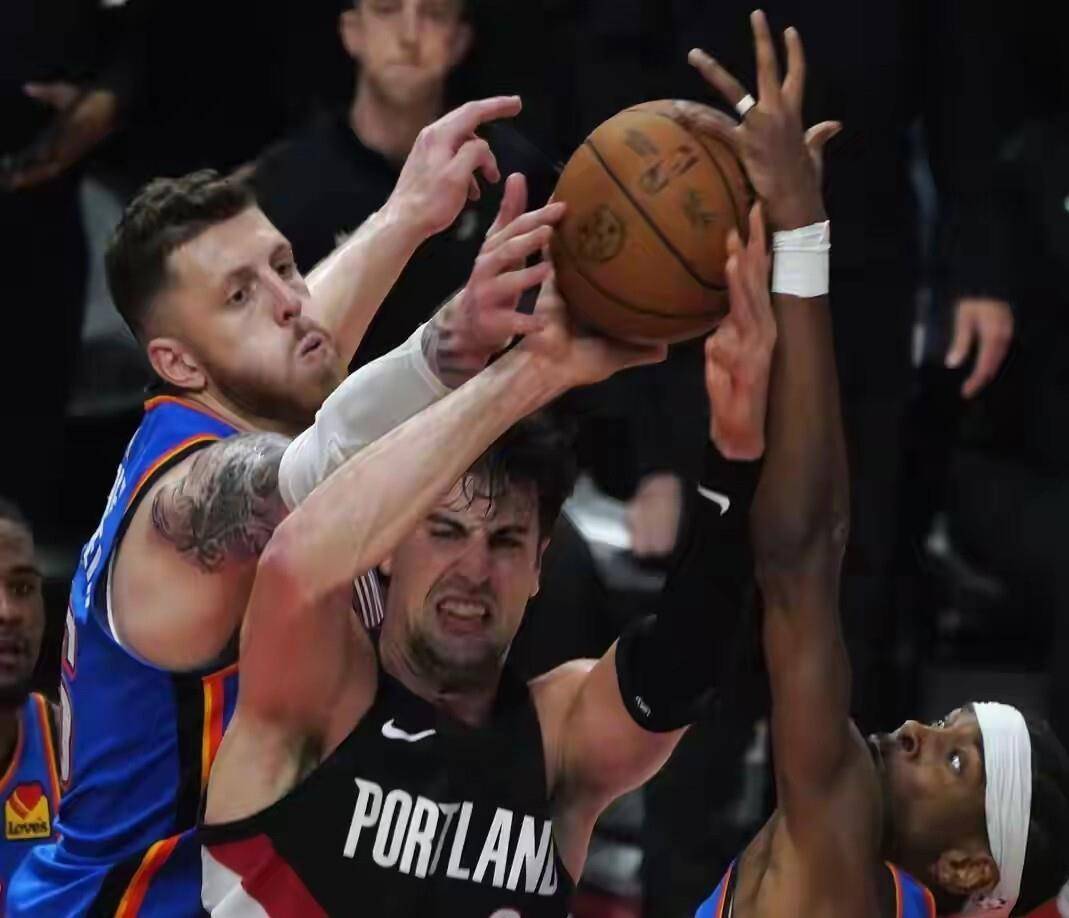 NBA季后赛赛程吃紧，萨克拉门托国王今晚再遭质疑，赛场秩序良好，年轻球员得到机会的简单介绍