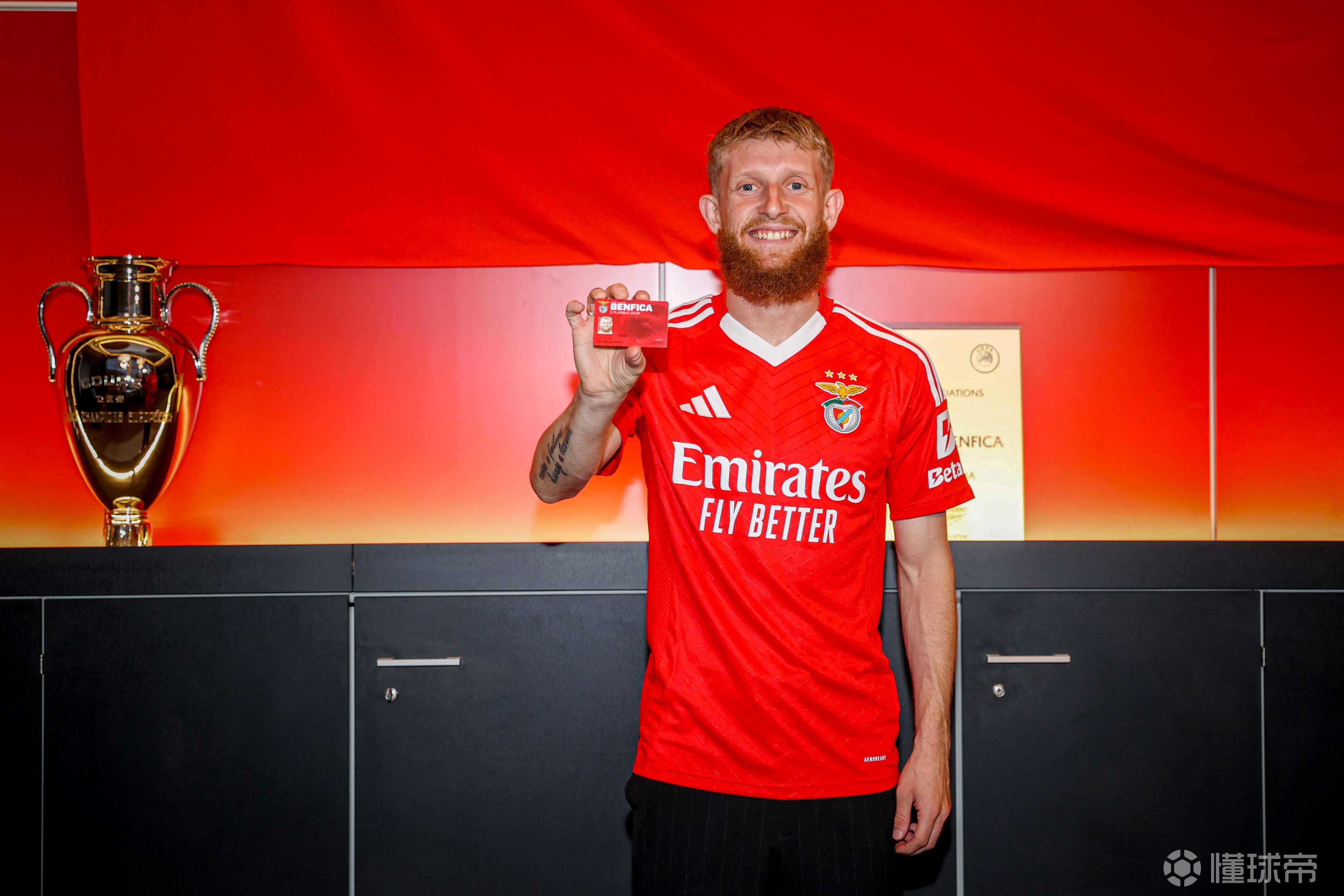 包含德甲赛程吃紧；本菲卡今夜官宣签约；信心回归；更衣室氛围转暖的词条